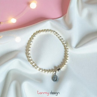 Vòng tay ngọc trai nhỏ có 1 viên bi charm chữ L bạc